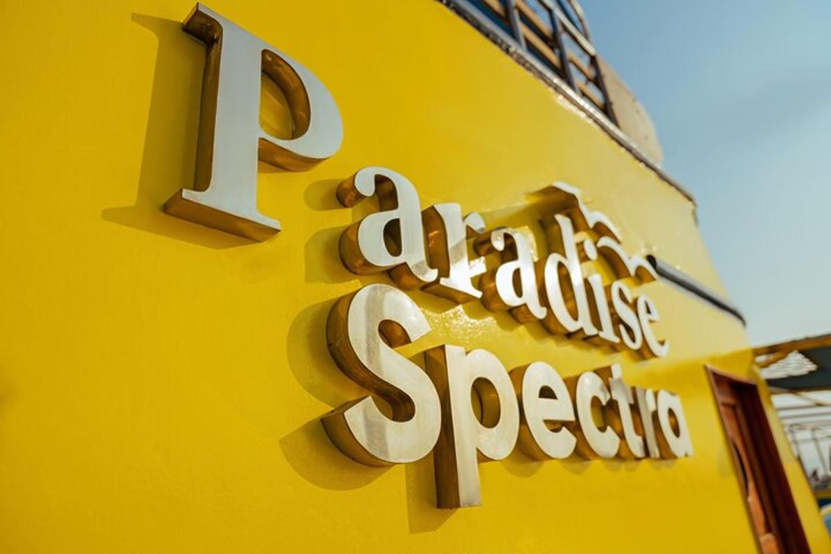 un indicator pentru un restaurant chinezesc pe o clădire galbenă