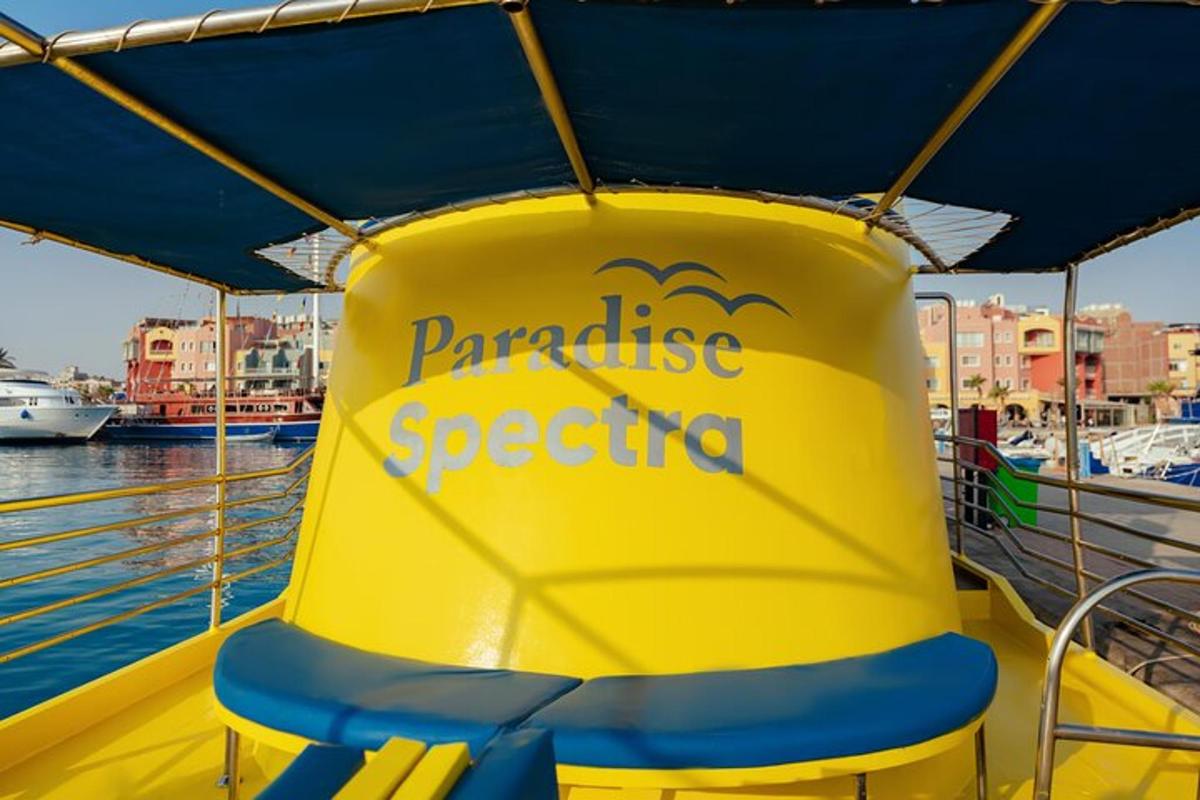 o barcă galbenă cu un scaun albastru pe o barcă