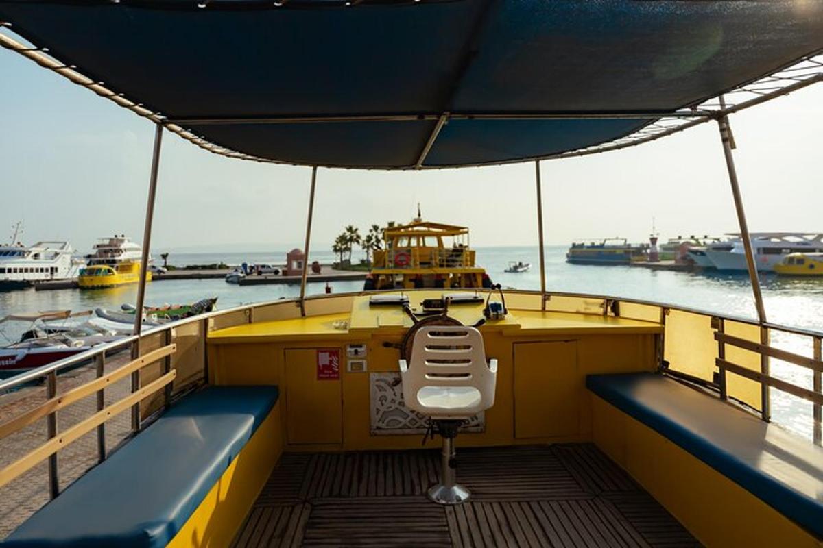 un barco con un asiento en medio del agua