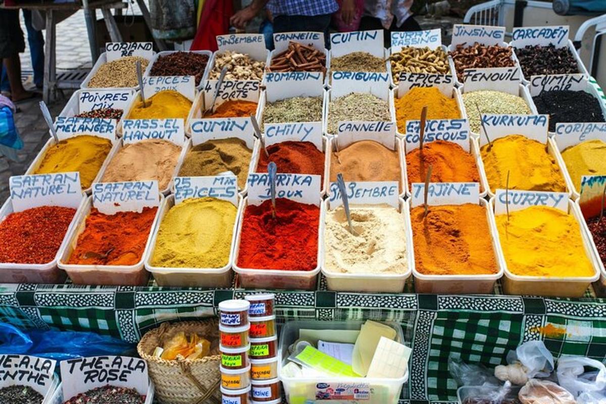 rynek pełen różnokolorowych przypraw