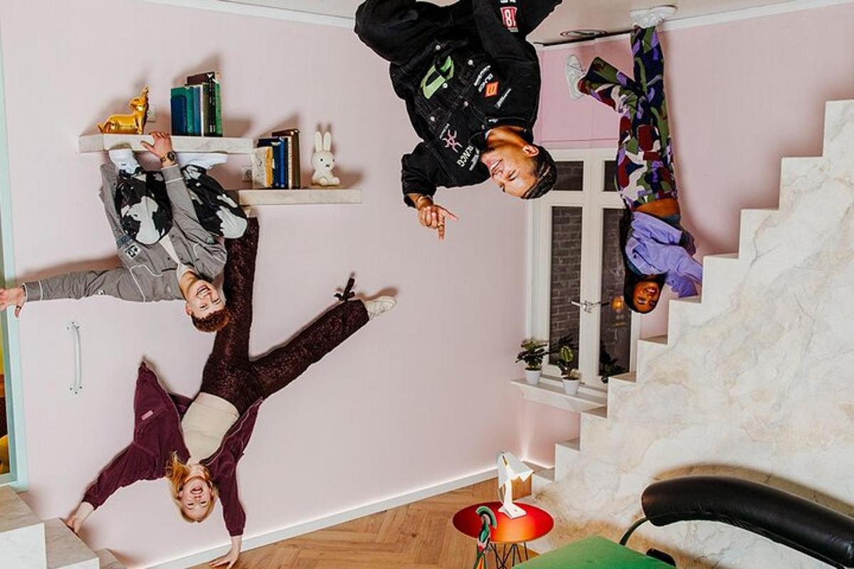 skupina lidí na skateboardech v místnosti