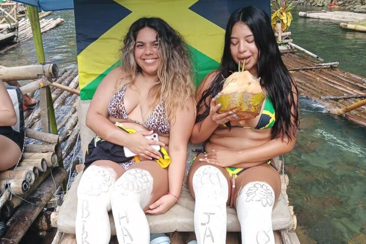 due donne in costume da bagno sedute su una zattera in acqua