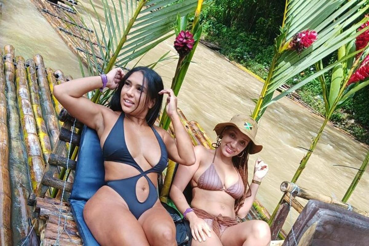 due donne in bikini sedute su una sedia