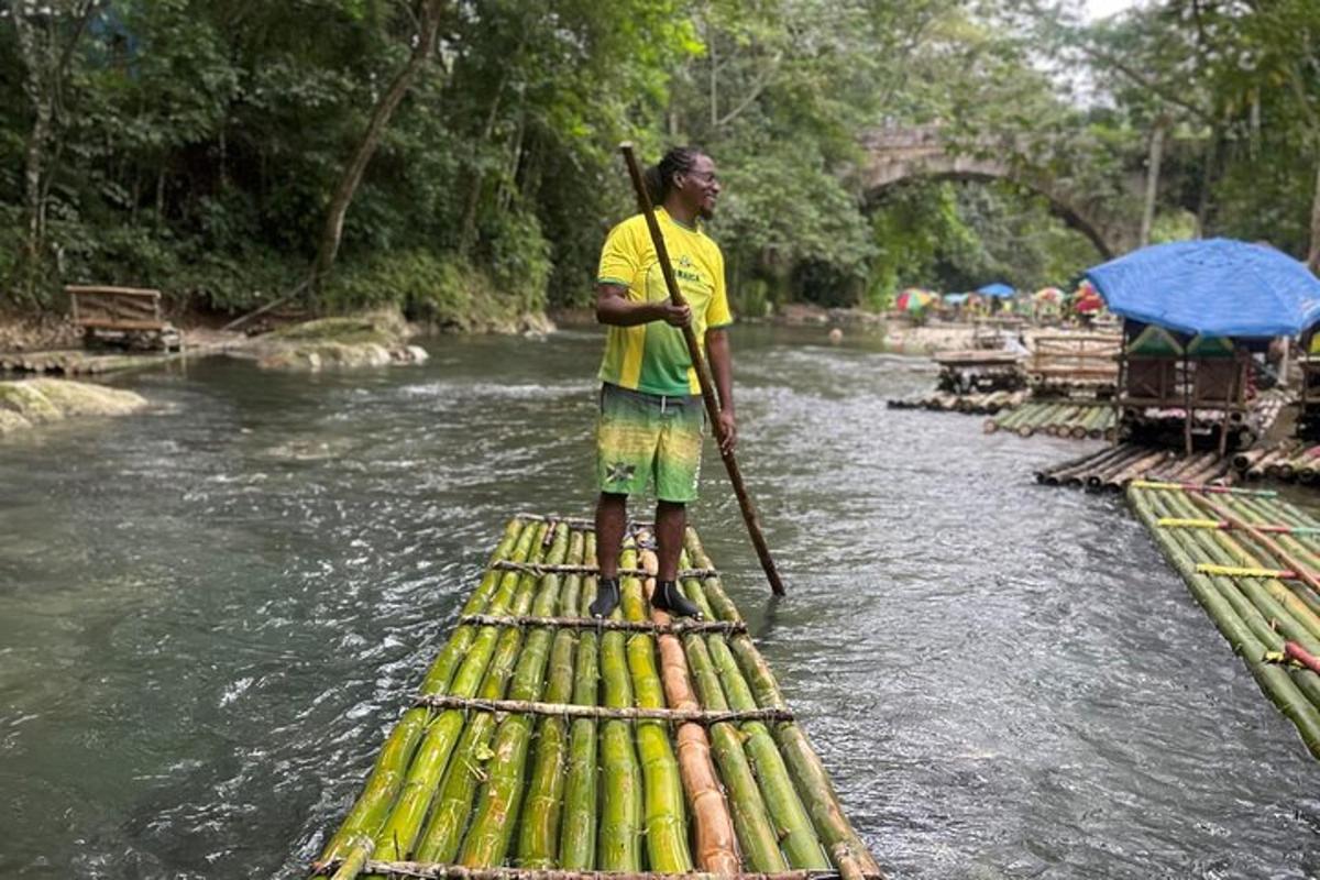 un uomo in piedi su una zattera in un fiume