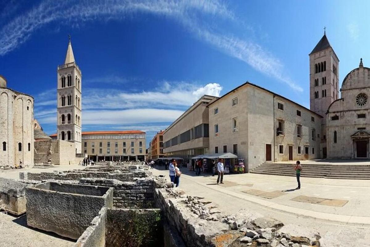un gruppo di persone in piedi davanti a un edificio