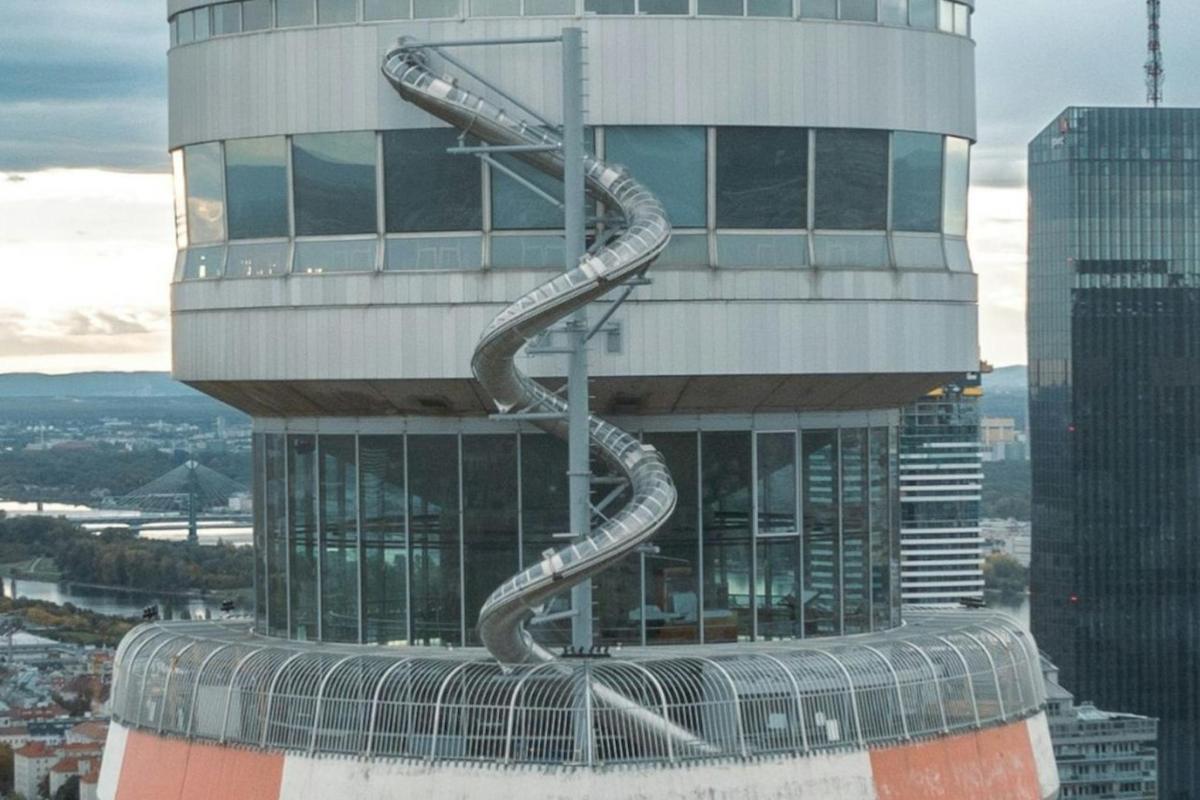 una scala a chiocciola sul lato di un edificio