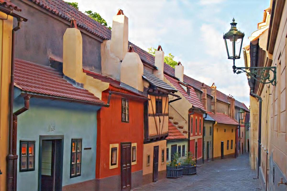řada barevných budov na ulici