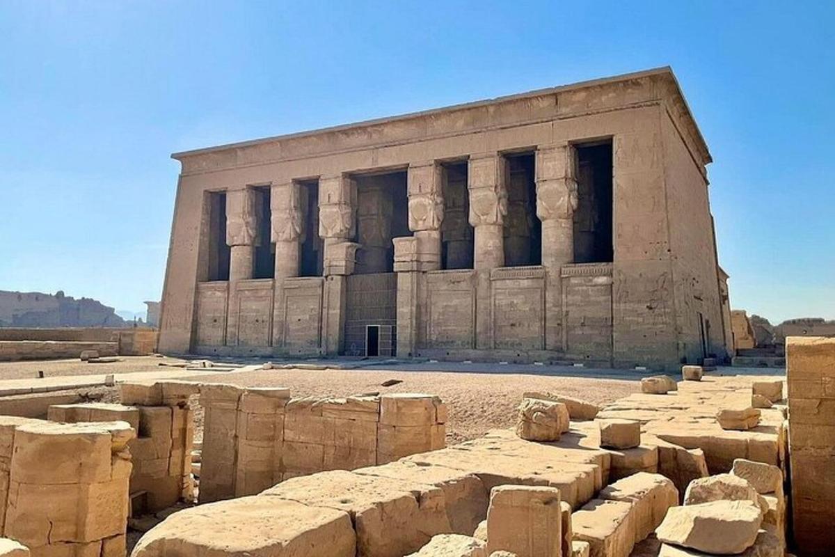 un grande edificio con colonne di fronte