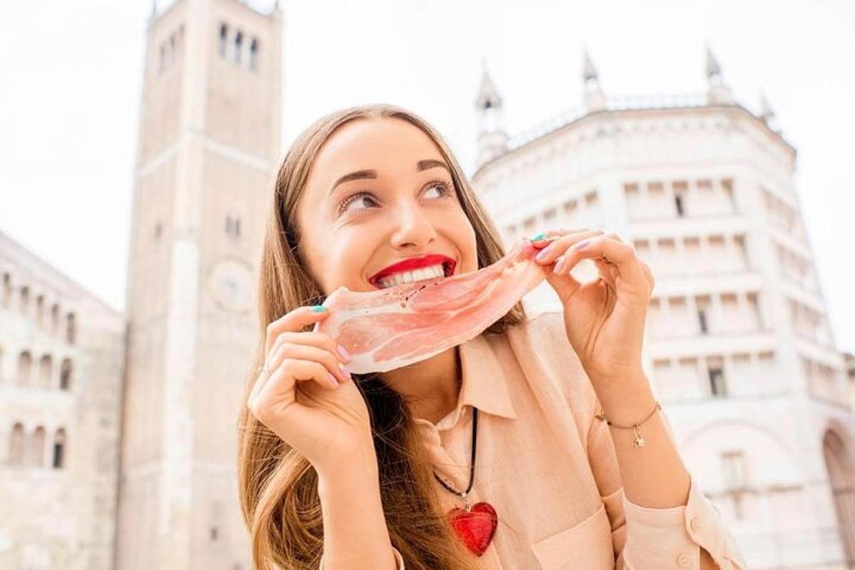 女性が肉を食べている