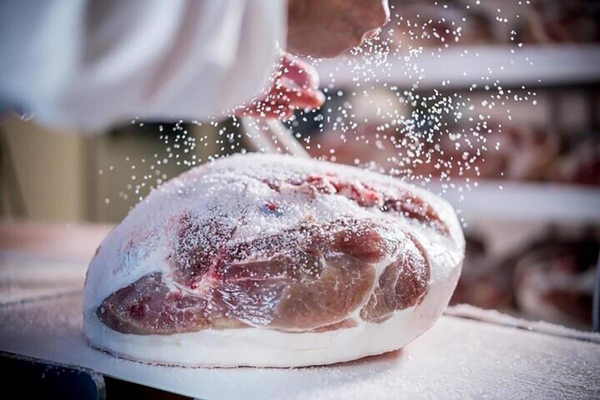 seseorang yang menabur gula tepung pada sekeping makanan