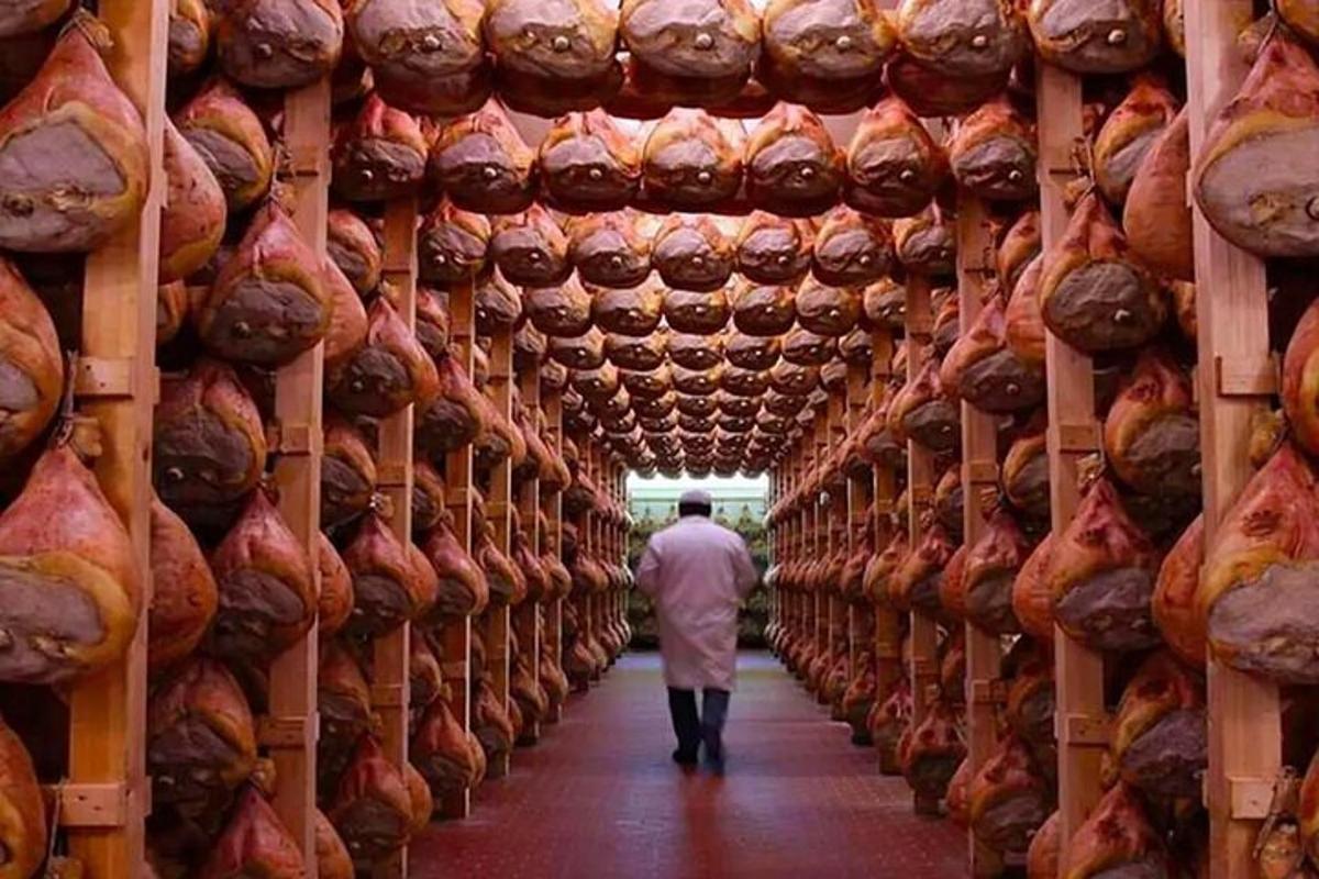 食べ物のトンネルを歩く男性