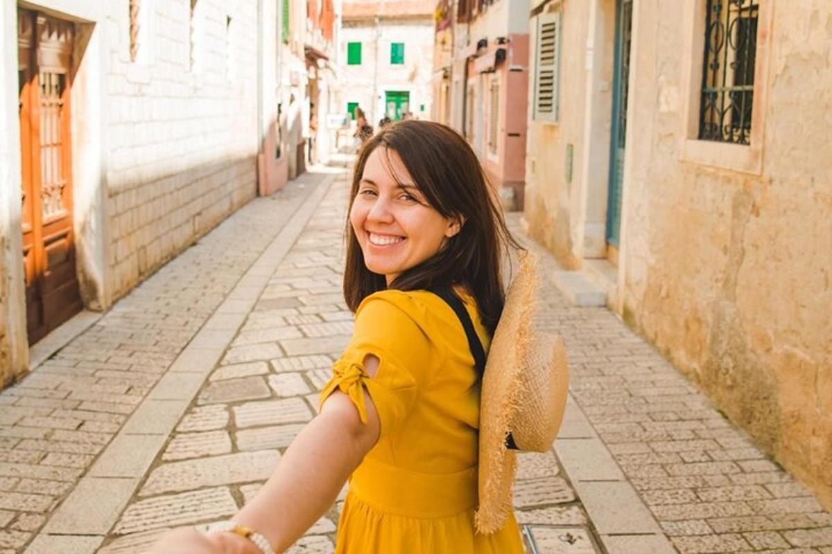 uma mulher de vestido amarelo caminhando pela rua