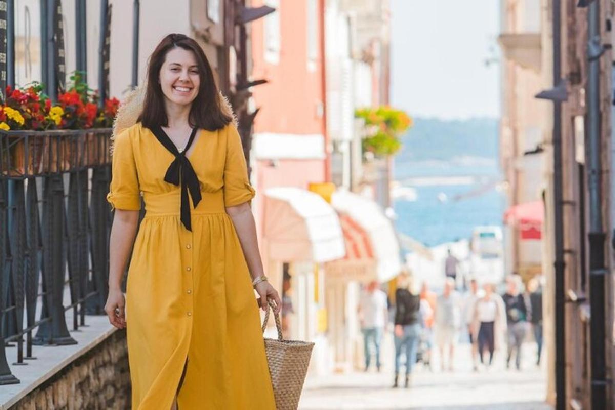 uma mulher de vestido amarelo caminhando pela rua