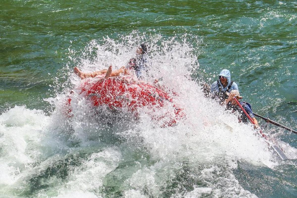 dalawang tao sa isang bangka sa tubig