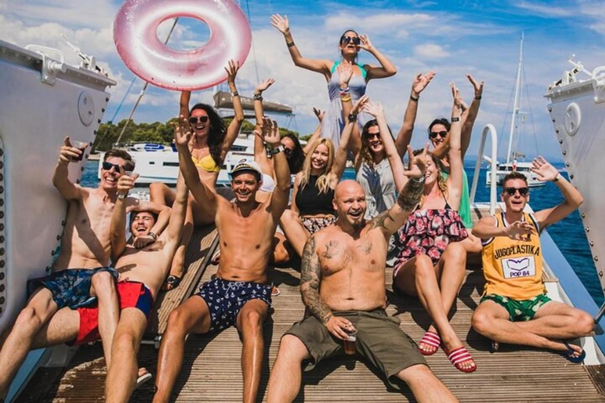 Un grupo de personas posando para una foto en un barco.