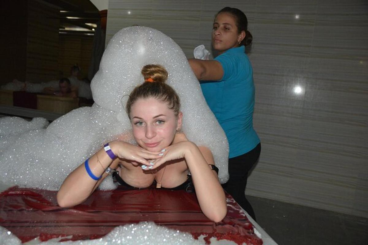 una donna è in una vasca da bagno coperta di neve