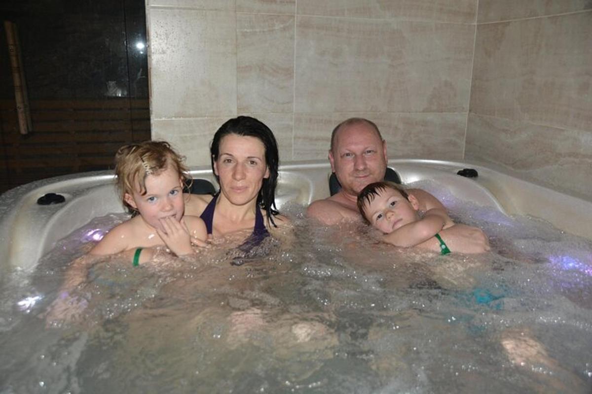 un gruppo di persone in una vasca da bagno