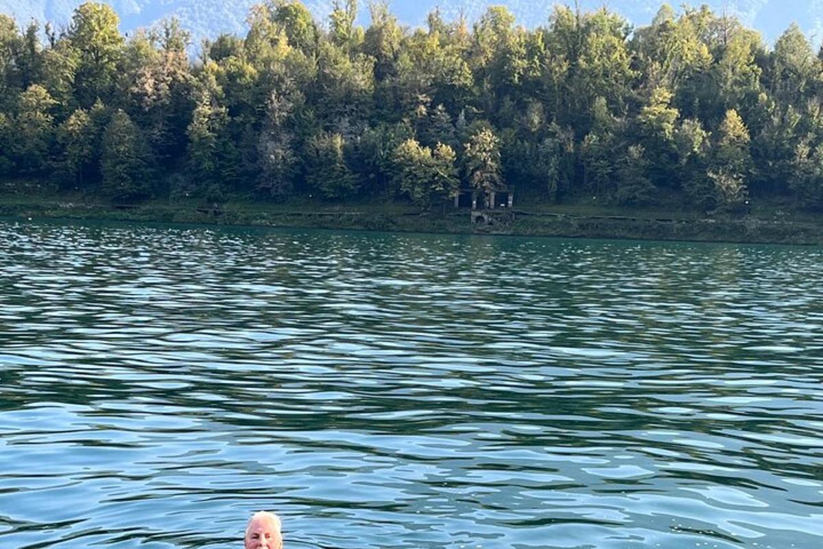 egy ember a tó vízében van