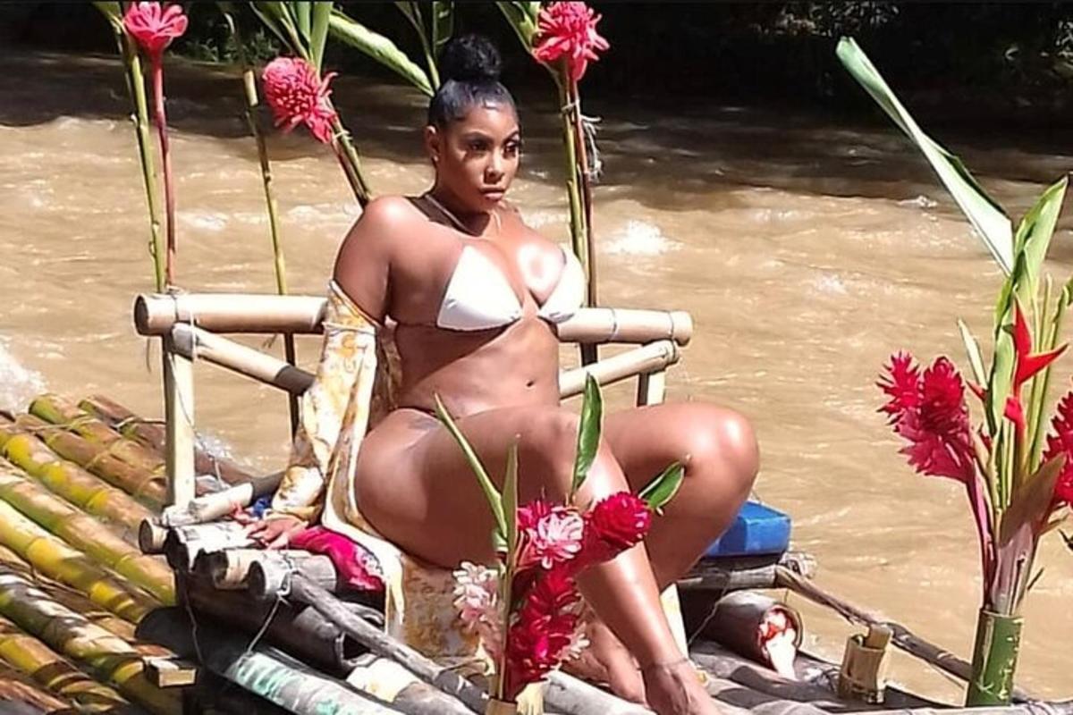 una donna in bikini seduta sul retro di una barca