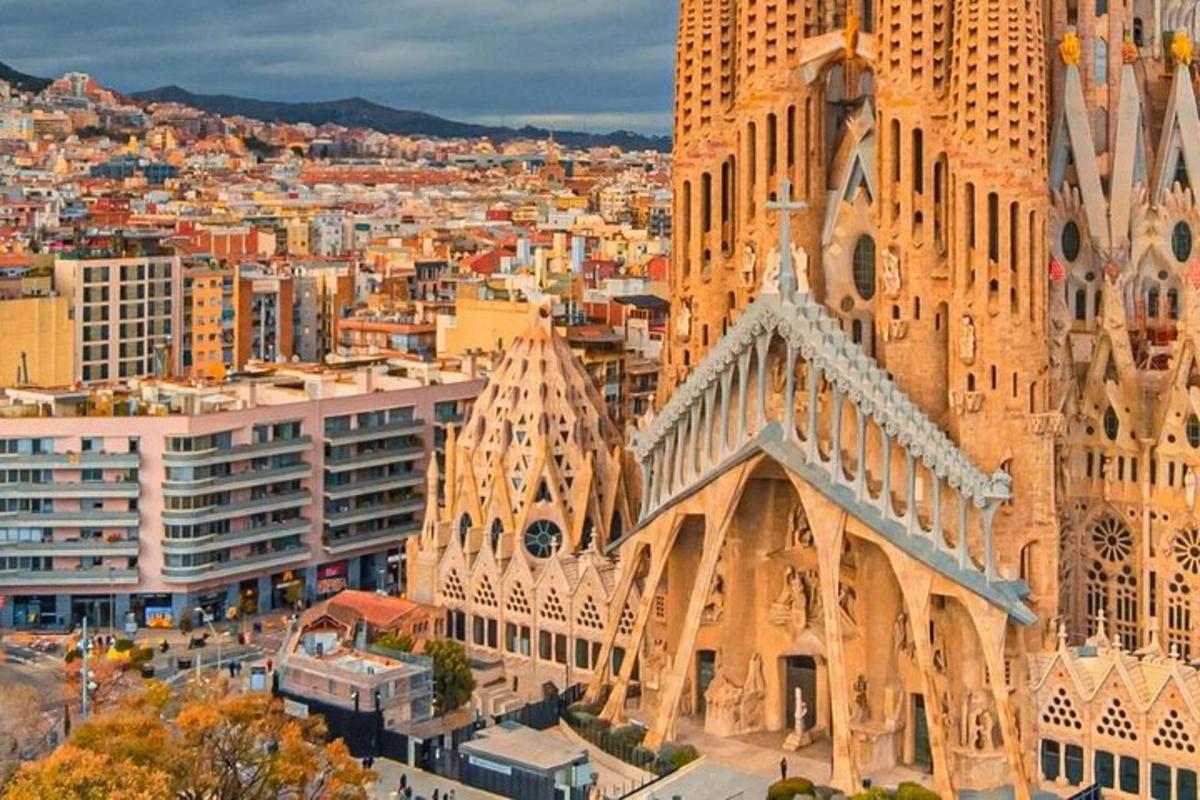 Una vista de un edificio con una ciudad al fondo.