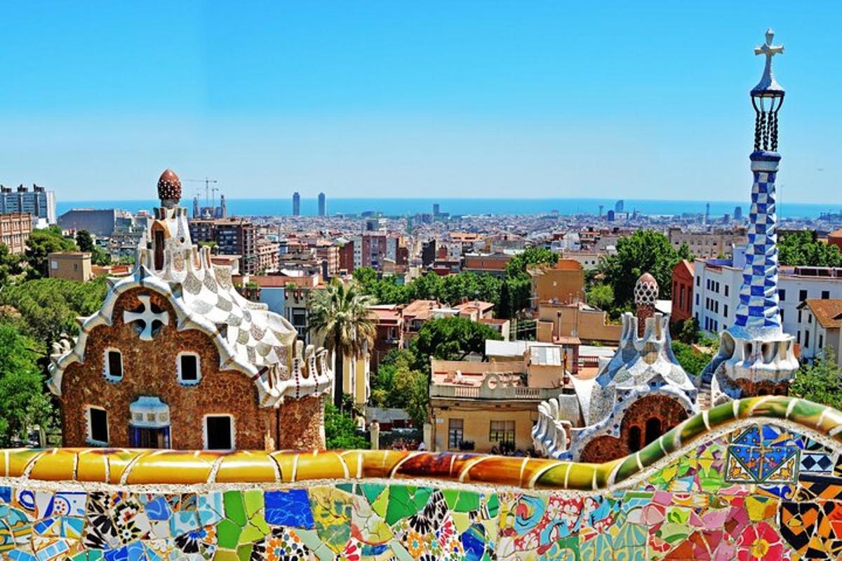 Una vista de una ciudad con un edificio con graffitis.