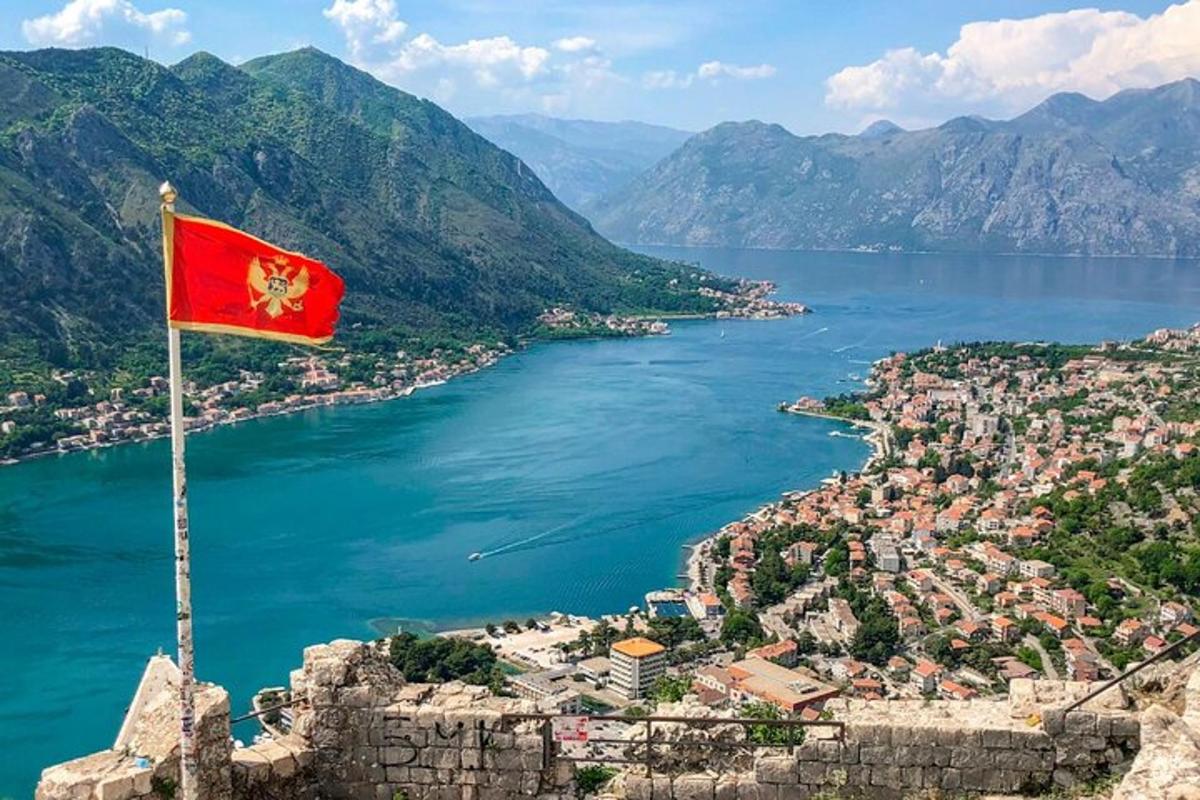 zastava na vrhu gradu z vodno površino