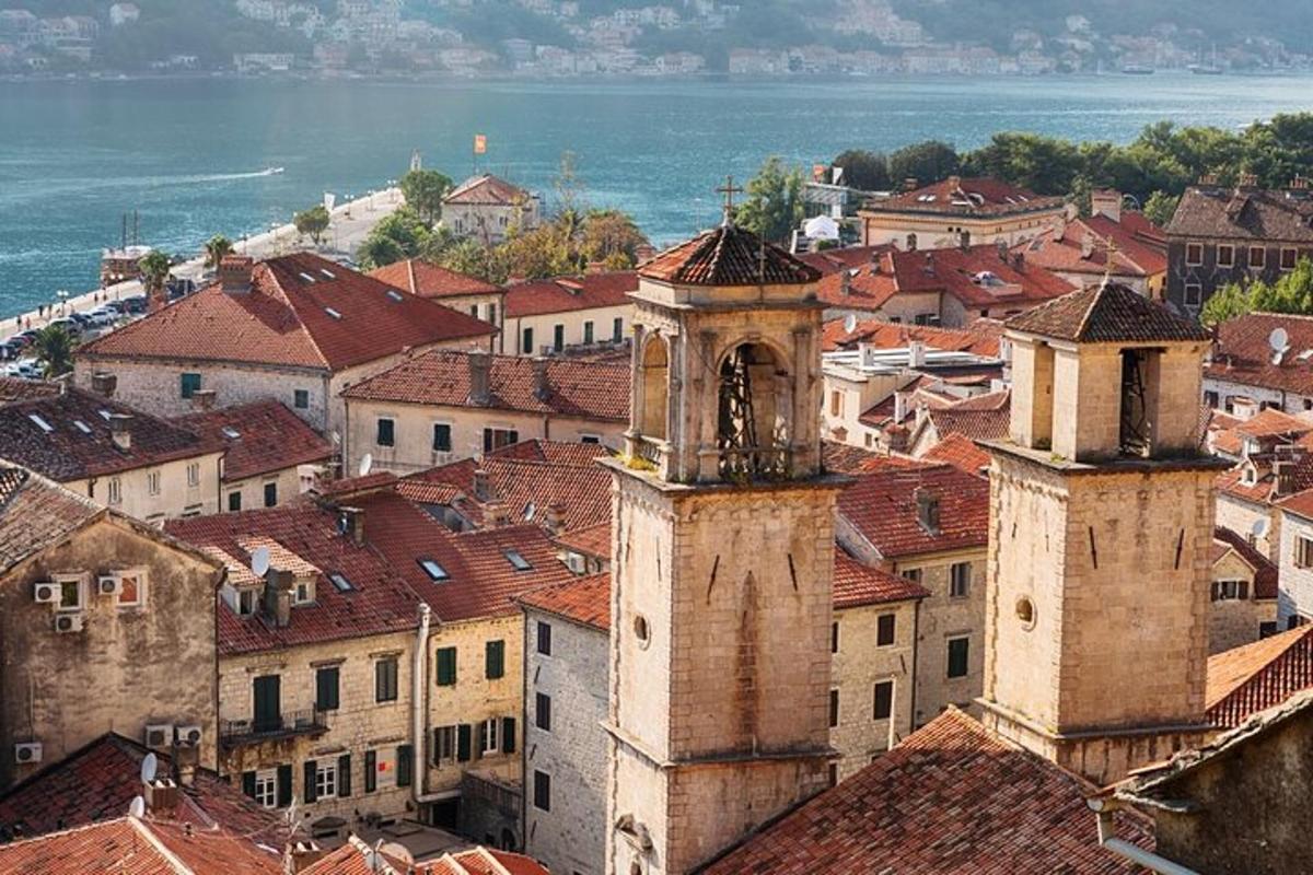 pogled na mesto z urnim stolpom
