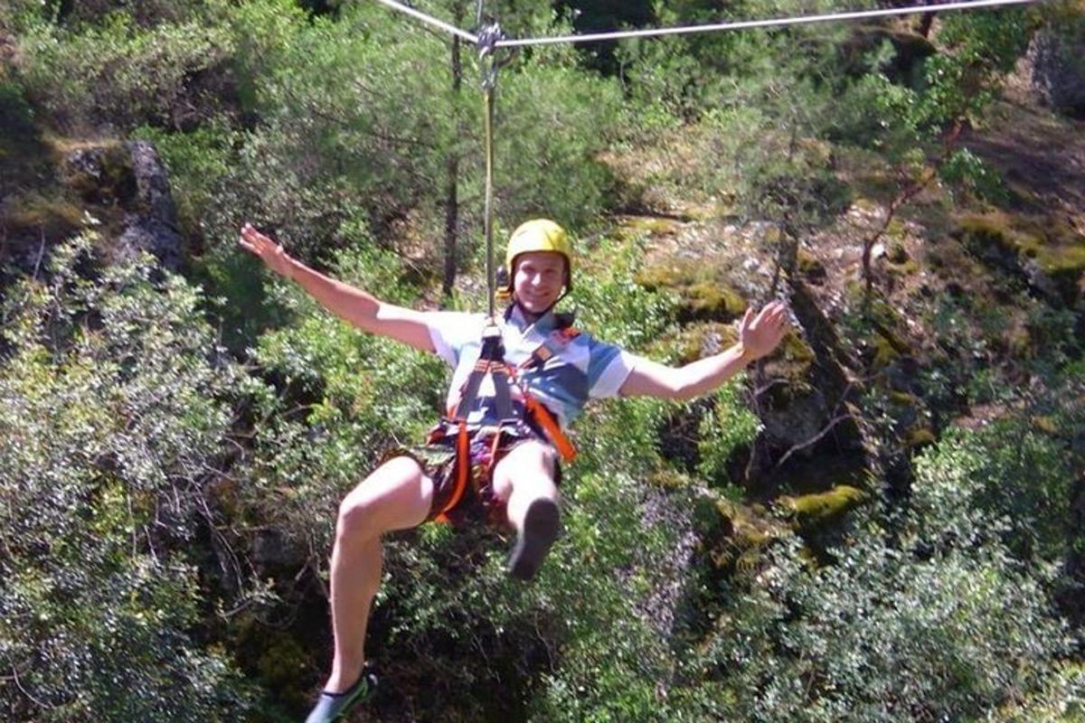 bir kadın zipline'da asılı duruyor