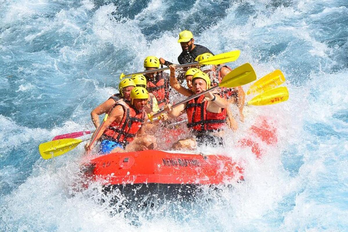 un gruppo di persone su una zattera in acqua