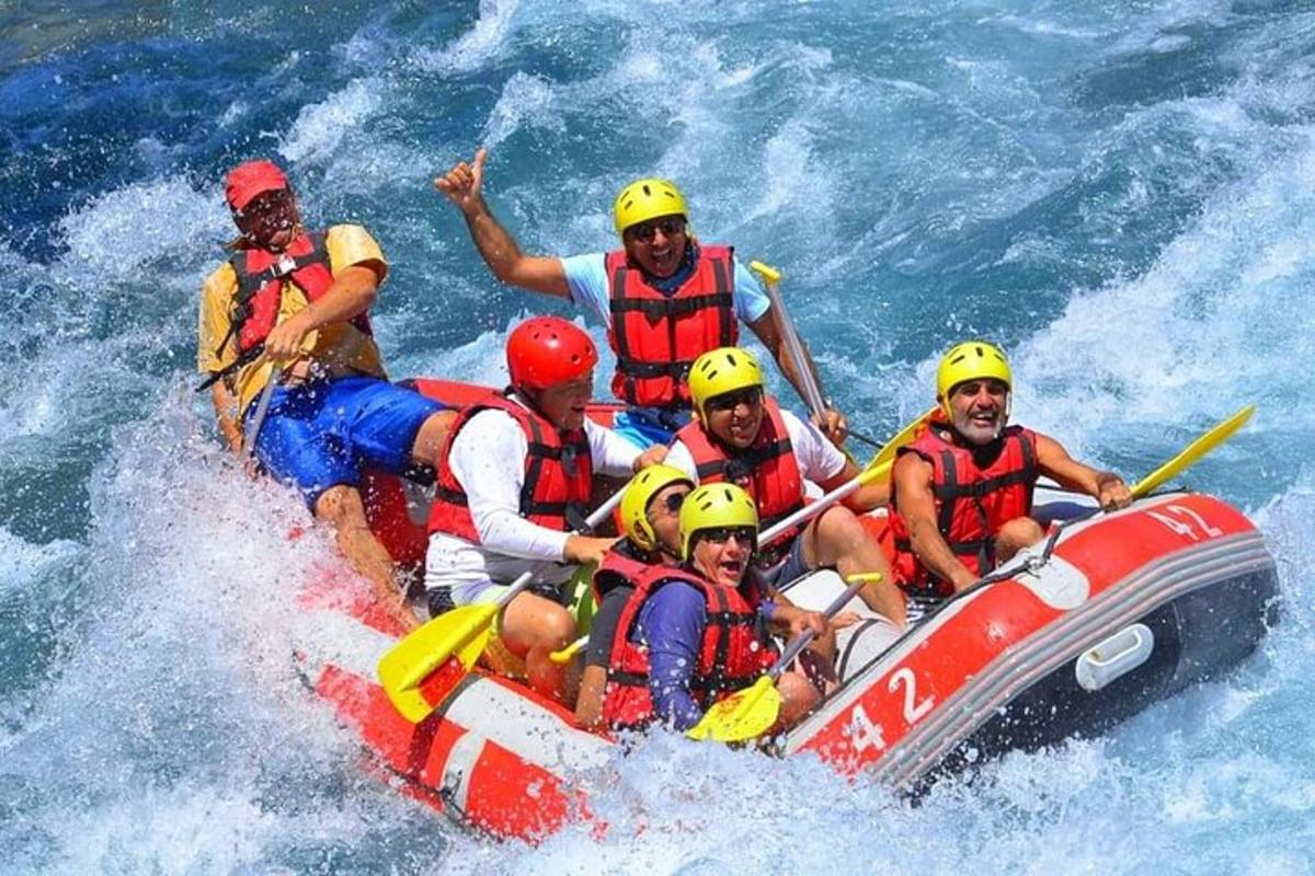 un grup de persones en una bassa a l'aigua