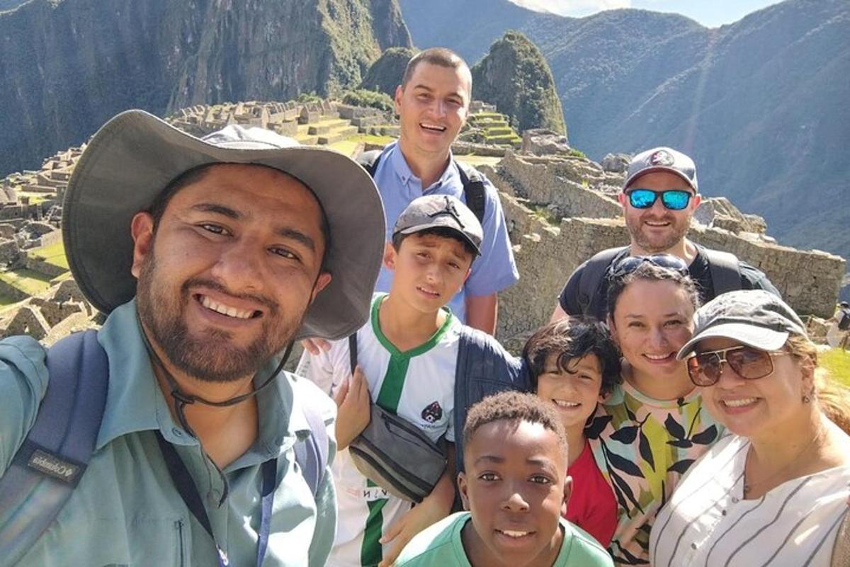 sekumpulan orang bergambar di puncak gunung