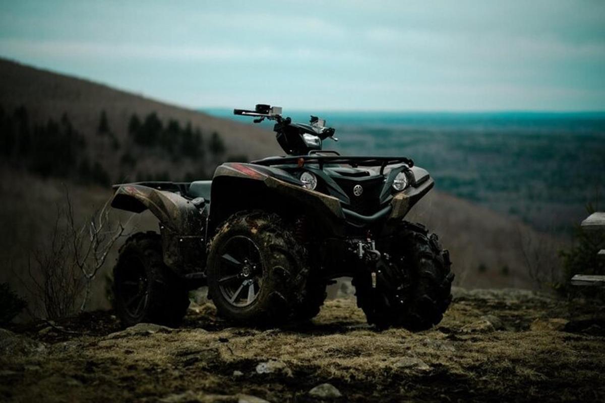 sebuah atv diletakkan di tepi bukit