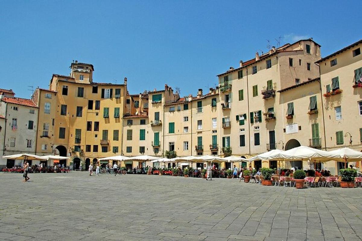 un gruppo di edifici con tavoli e ombrelloni