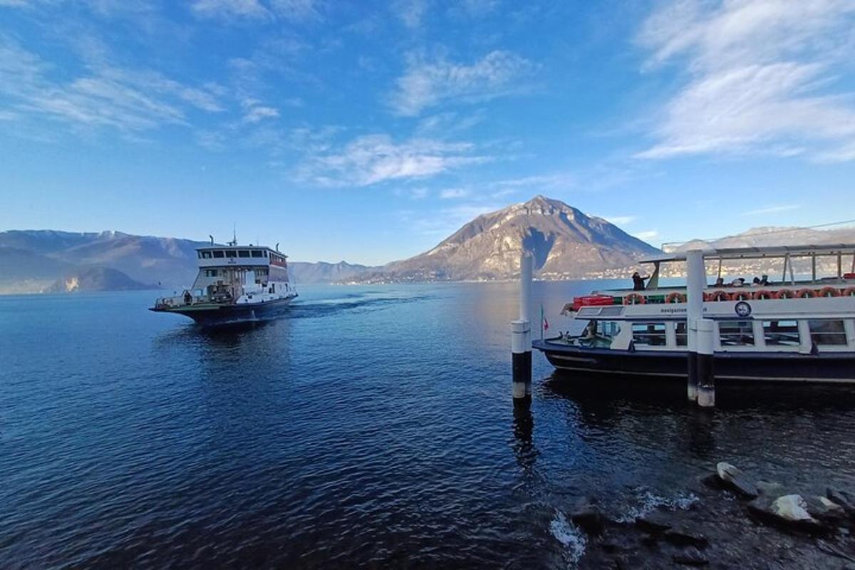 Dos barcos están atracados en un muelle en el agua.