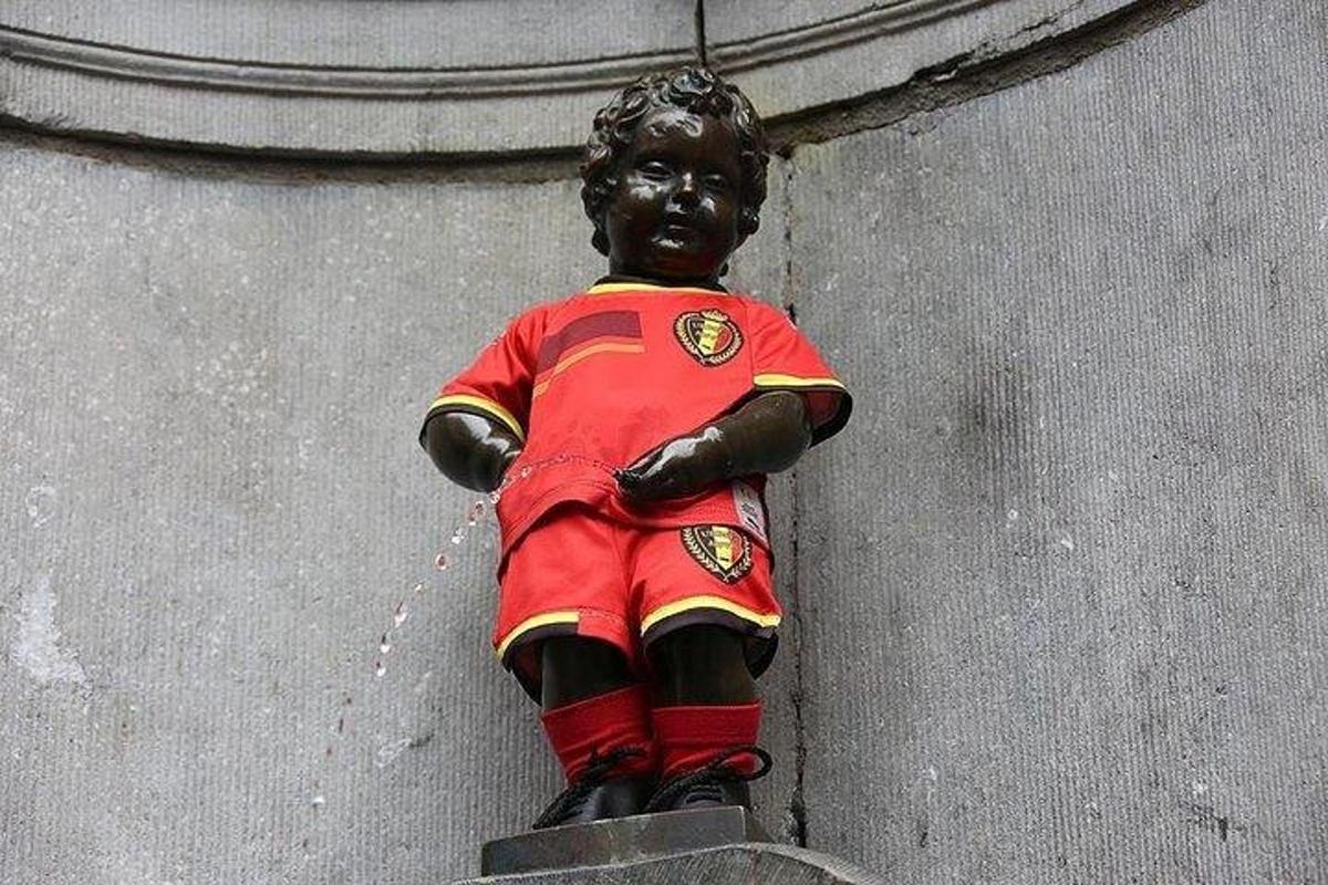 una estatua de un hombre negro con un uniforme rojo