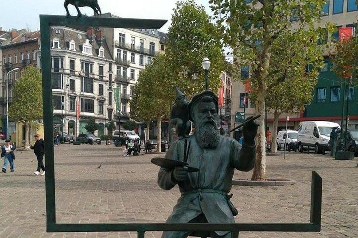 una estàtua d'un home dret darrere d'una tanca