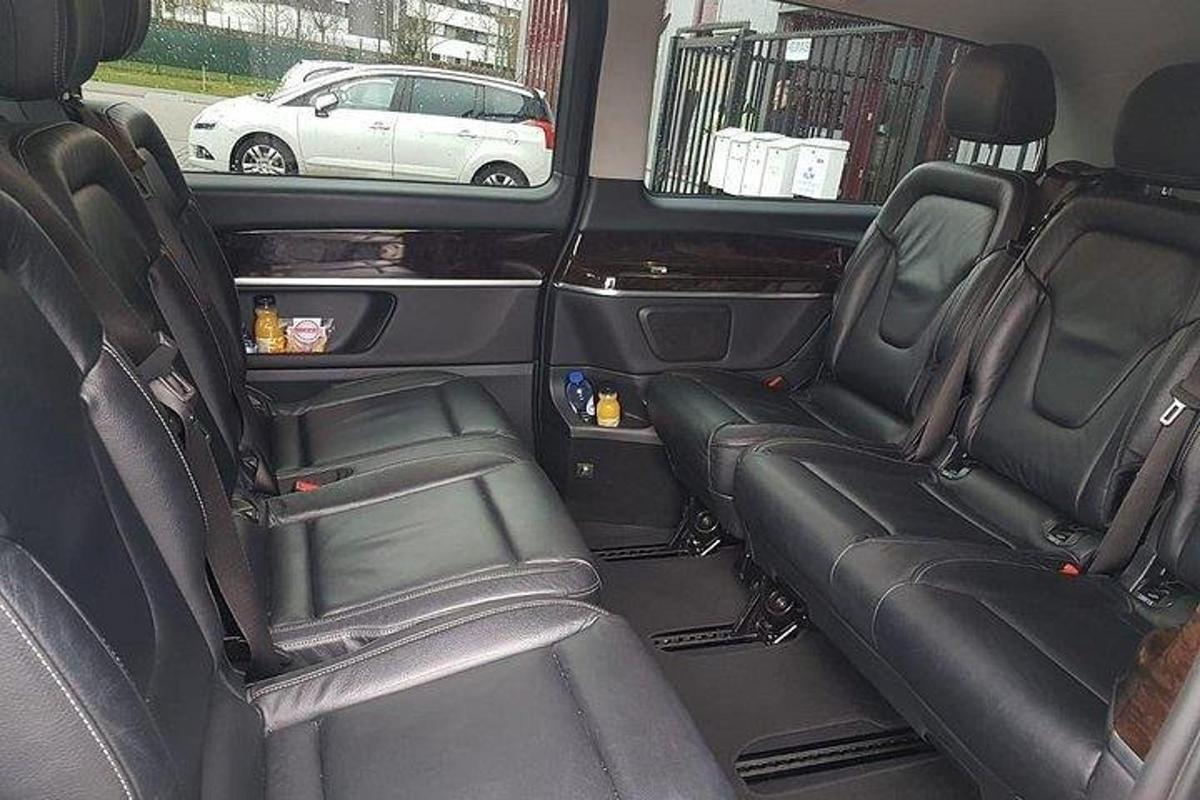 pohled na zadní sedadla minivanu