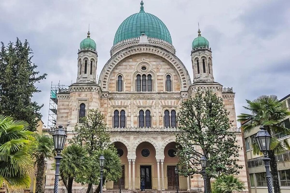 velká budova se zelenými kopulemi na vrcholu