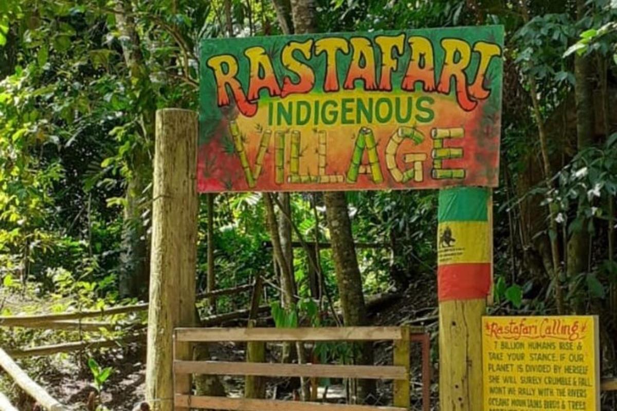 uma placa para um restaurante no meio de uma floresta
