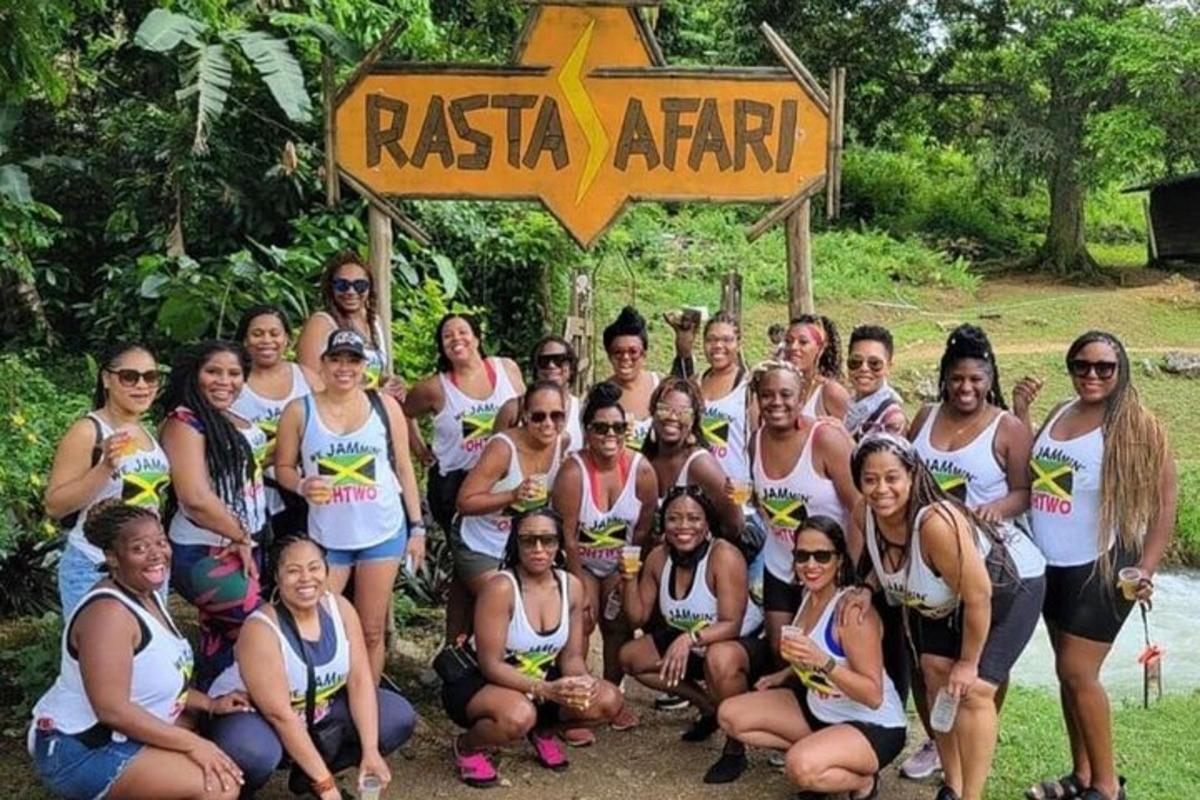 un gruppo di persone in posa per una foto sotto un cartello