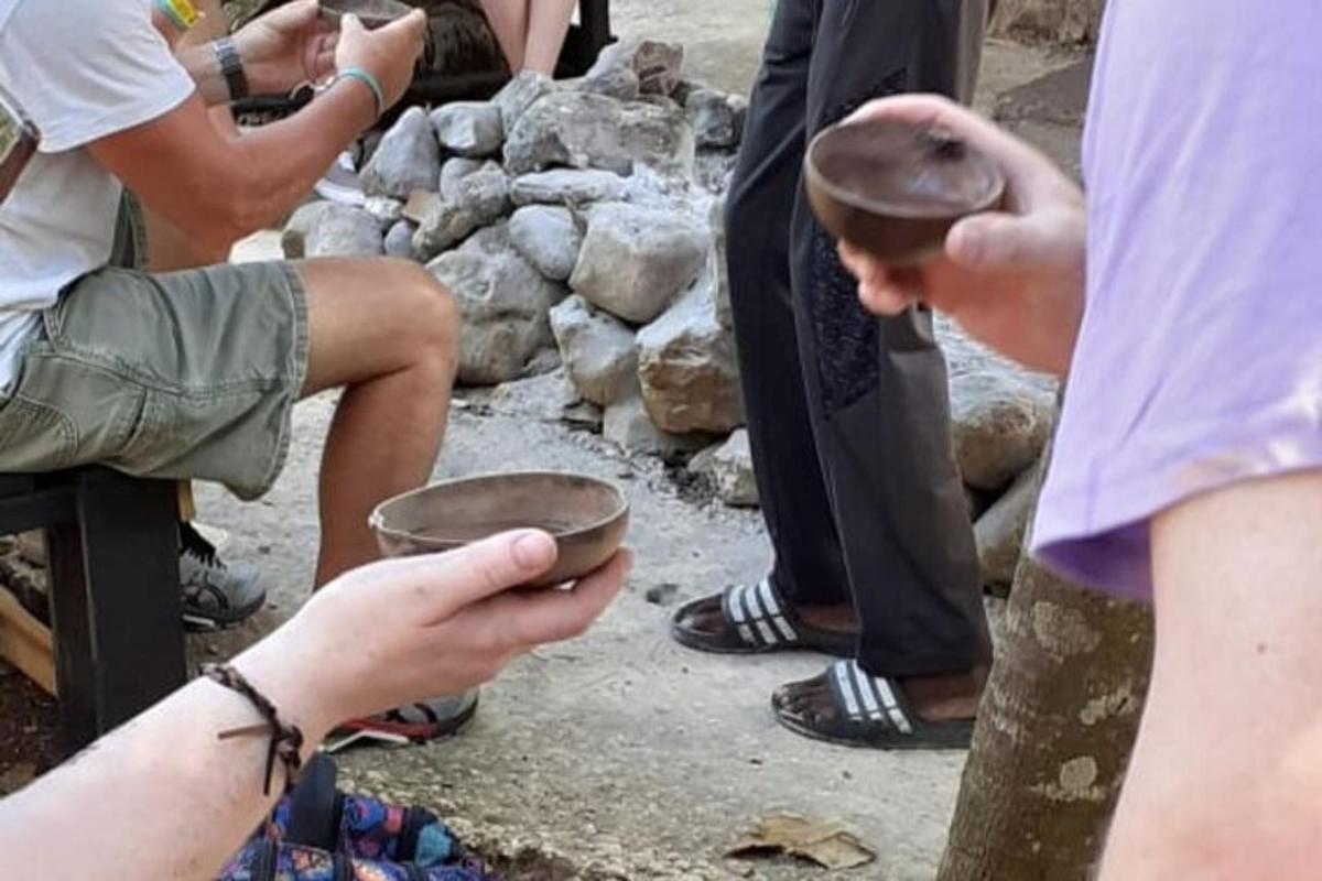 um grupo de pessoas segurando uma tigela nas mãos