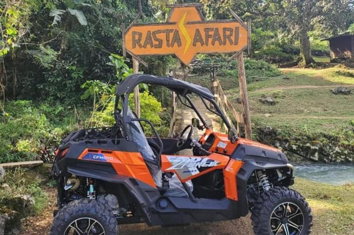 un quad arancione e nero parcheggiato accanto a un cartello