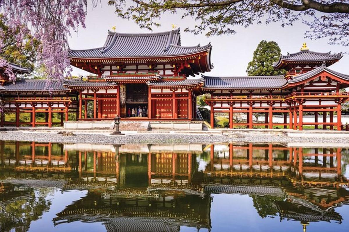 tempel, mille ees on tiik