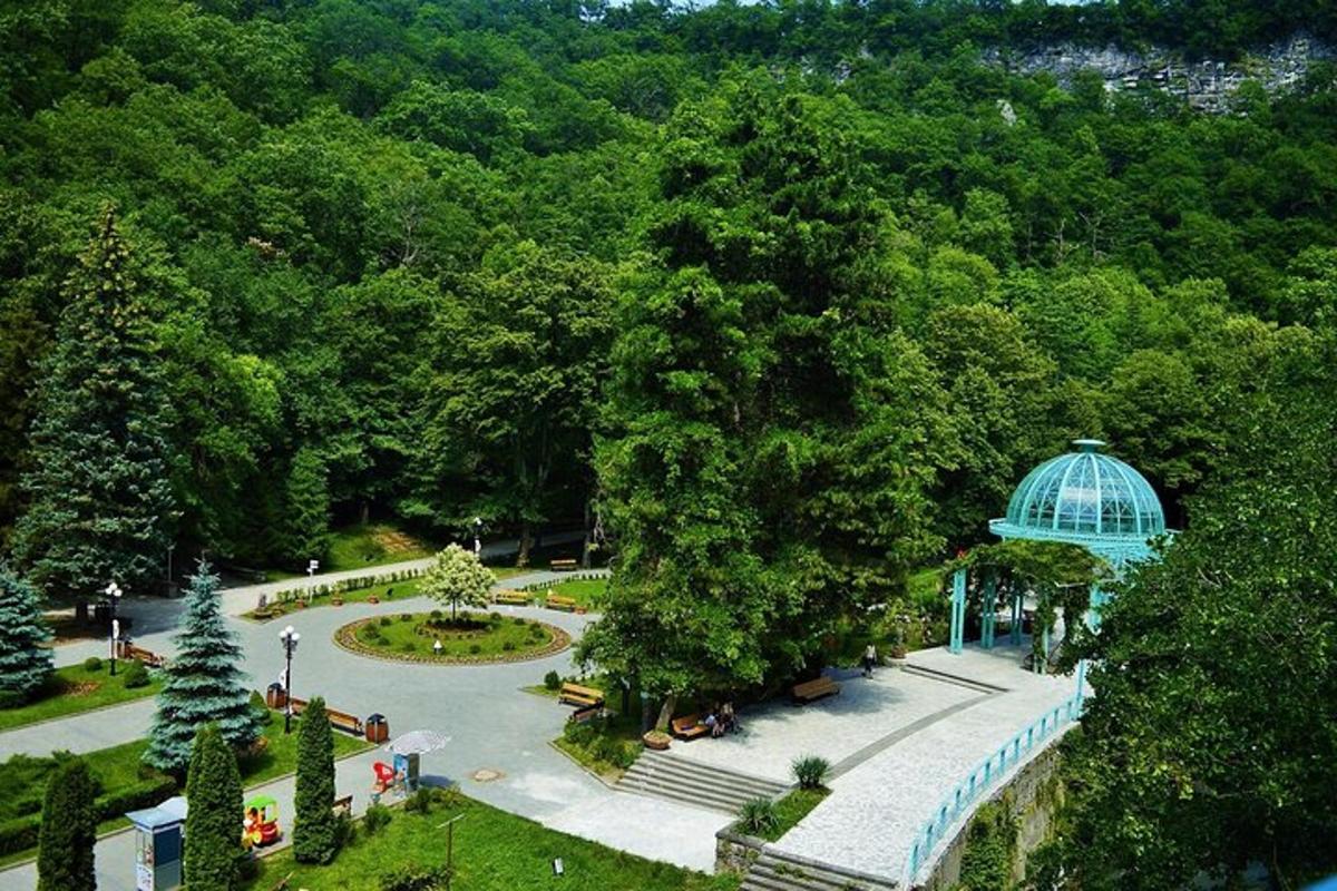 một góc nhìn từ trên không của một công viên với vọng lâu và cây cối