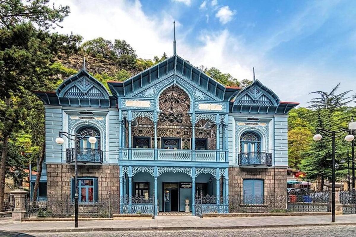 un edificio blu sul lato di una strada