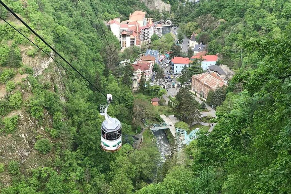 một chiếc thuyền gondola trên cáp treo qua sông