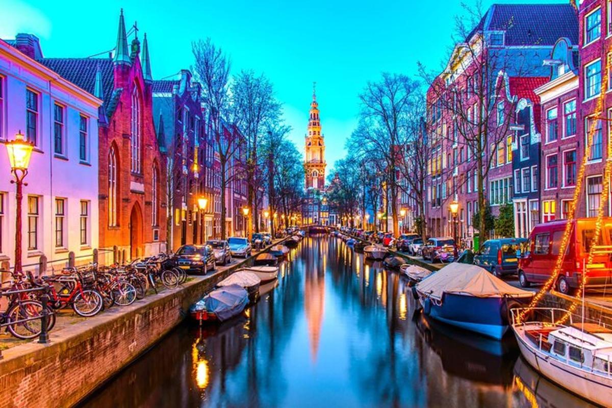 Un canal en una ciudad con barcos y edificios.