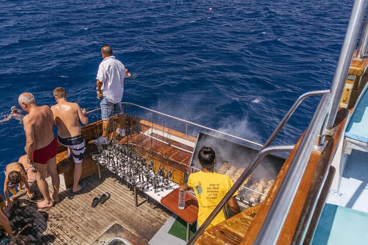 eine Gruppe von Menschen steht auf dem Deck eines Bootes