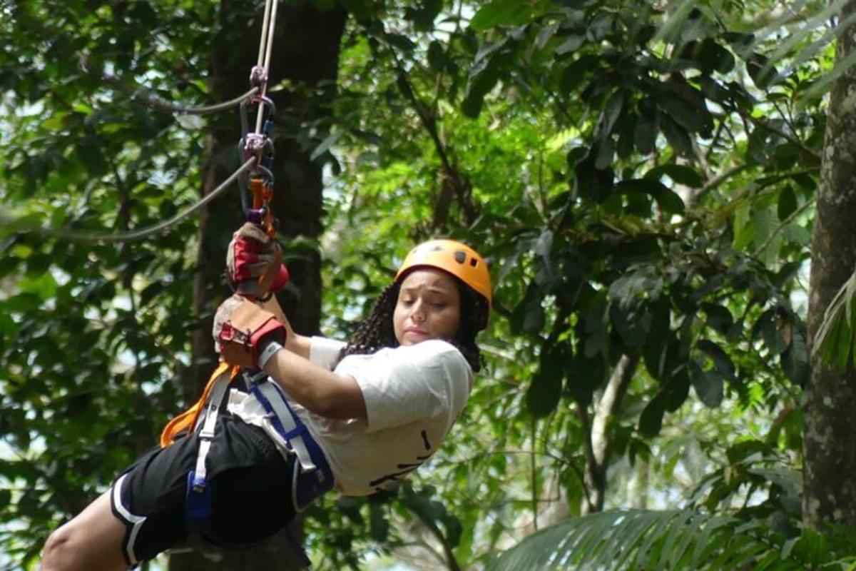 una mujer en una tirolesa en la jungla