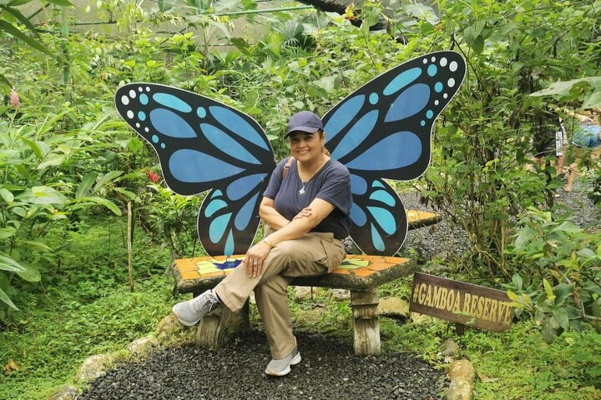 Un hombre sentado en un banco con forma de mariposa.
